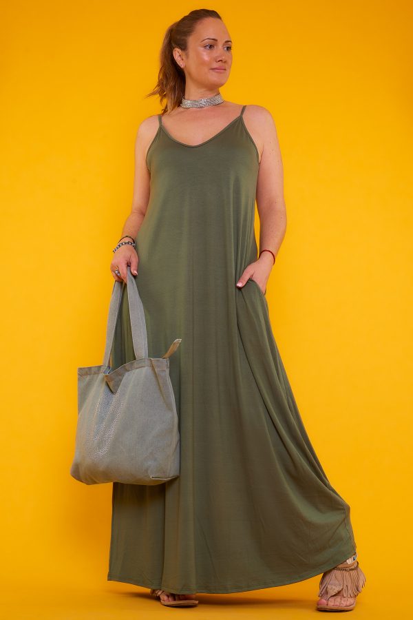 Un vestido largo de tirantes no regulables que tiene un tejido suave, ligero y fresco, ideal para la temporada.