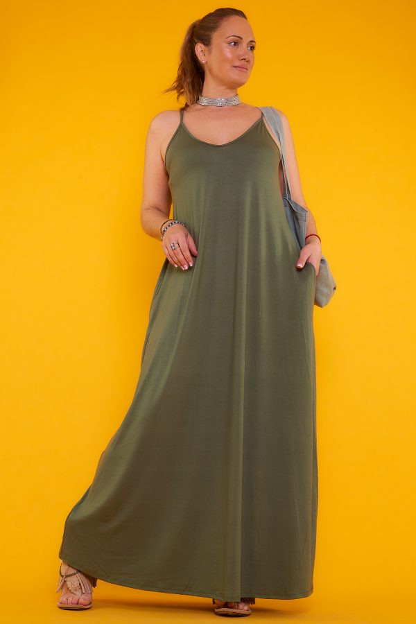 Un vestido largo de tirantes no regulables que tiene un tejido suave, ligero y fresco, ideal para la temporada.