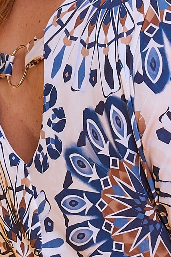 Un vestido corto que es elástico de manga francesa con detalle de apertura en la parte trasera del cuello unida por una argolla.
