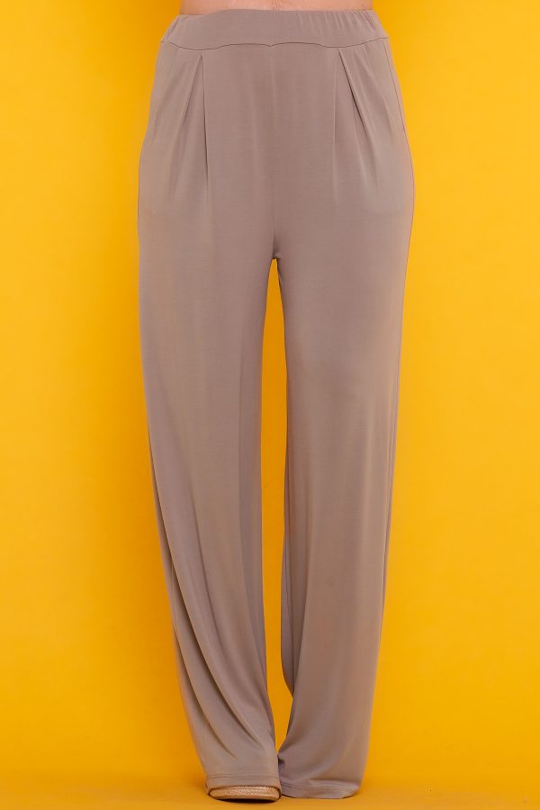Un pantalón elástico que tiene dos bolsillos frontales. En la cintura tiene una goma elástica. Es de tejido suave y agradable al tacto.