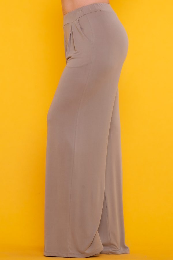 Un pantalón elástico que tiene dos bolsillos frontales. En la cintura tiene una goma elástica. Es de tejido suave y agradable al tacto.