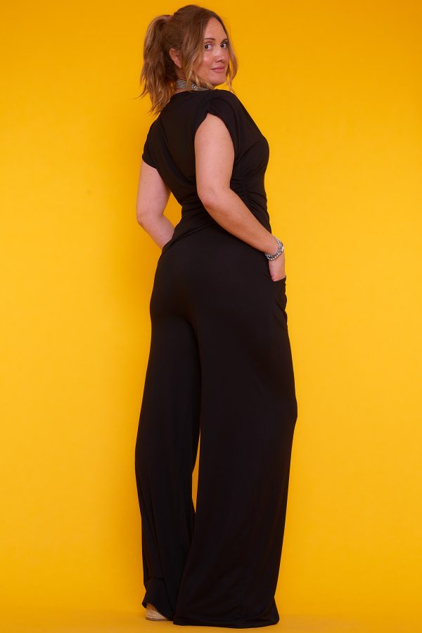 Un pantalón elástico que tiene dos bolsillos frontales. En la cintura tiene una goma elástica. Es de tejido suave y agradable al tacto.