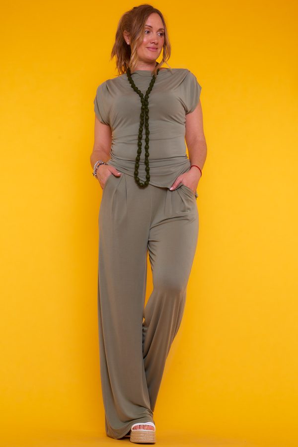 Un pantalón elástico que tiene dos bolsillos frontales. En la cintura tiene una goma elástica. Es de tejido suave y agradable al tacto.