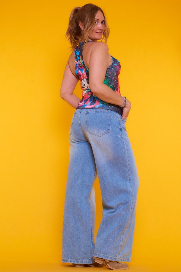 Una blusa sin mangas que es elástica. Tiene un estampado caricaturesco y detalle en todos sus extremos con hilo metálico de lurex.