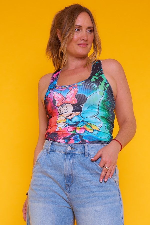 Una blusa sin mangas que es elástica. Tiene un estampado caricaturesco y detalle en todos sus extremos con hilo metálico de lurex.