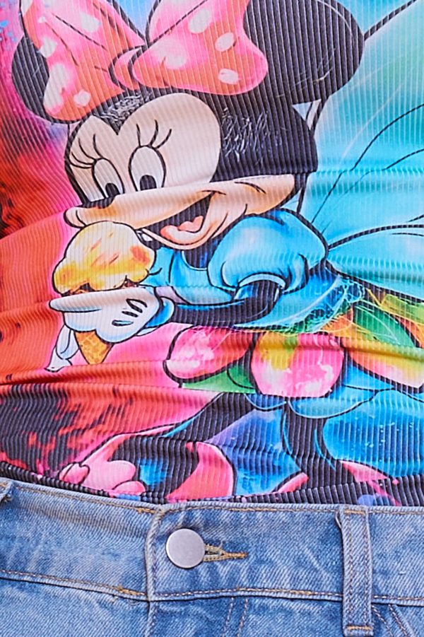 Una blusa sin mangas que es elástica. Tiene un estampado caricaturesco y detalle en todos sus extremos con hilo metálico de lurex.