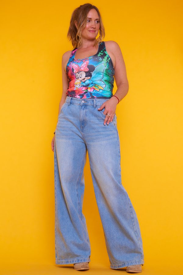 Una blusa sin mangas que es elástica. Tiene un estampado caricaturesco y detalle en todos sus extremos con hilo metálico de lurex.