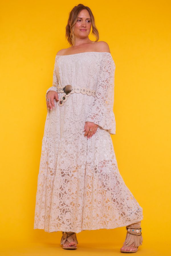 Un vestido largo muy amplio que tiene un forro interior elástico incluido. Los bordes de su escote tienen una goma elástica.