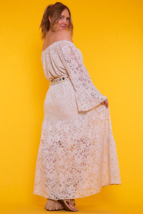 Un vestido largo muy amplio que tiene un forro interior elástico incluido. Los bordes de su escote tienen una goma elástica.