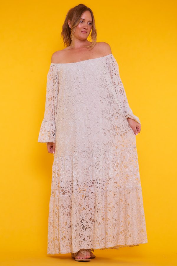 Un vestido largo muy amplio que tiene un forro interior elástico incluido. Los bordes de su escote tienen una goma elástica.
