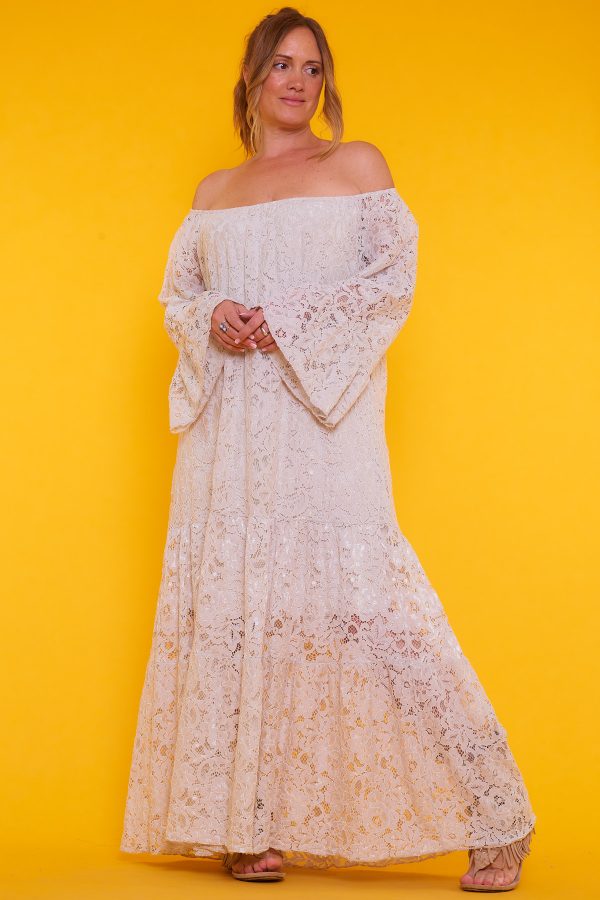 Un vestido largo muy amplio que tiene un forro interior elástico incluido. Los bordes de su escote tienen una goma elástica.