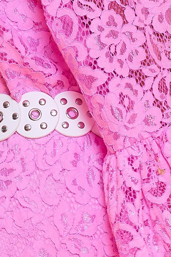 Un vestido largo muy amplio que tiene un forro interior elástico incluido. Los bordes de su escote tienen una goma elástica.
