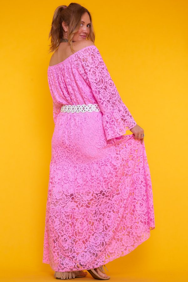 Un vestido largo muy amplio que tiene un forro interior elástico incluido. Los bordes de su escote tienen una goma elástica.