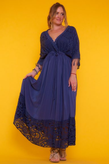 Un vestido de manga francesa y escote en pico. Tiene unos cordones en la cintura para hacer un nudo y ajustar a mejor medida.