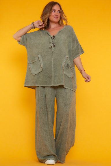 Una blusa con teñido especial. Es elástica, amplia, tiene escote en pico y dos bolsillos frontales. Su tejido es ligero y suave.