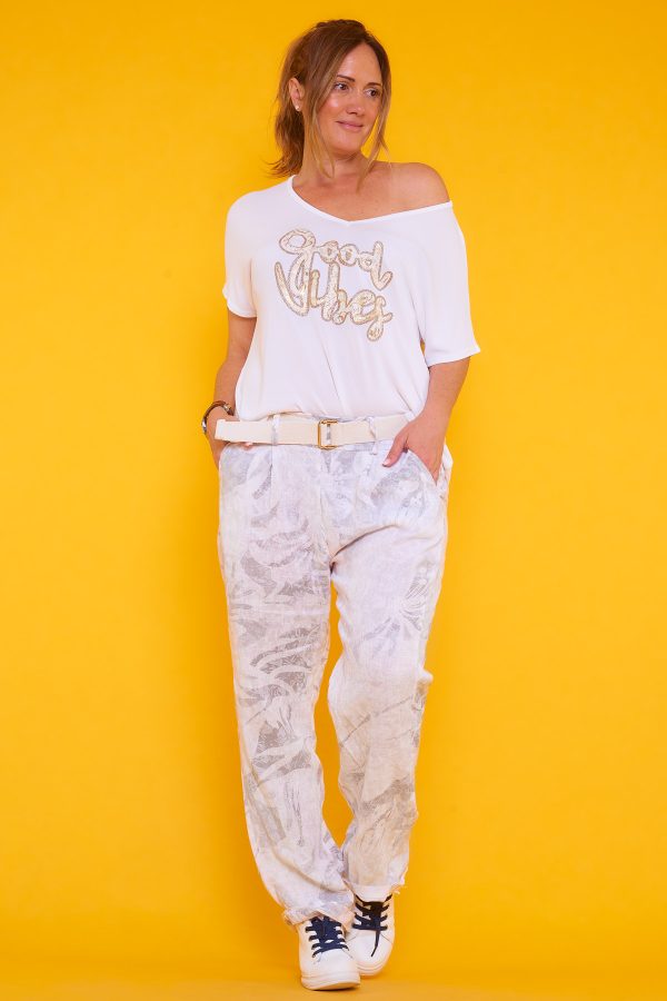 Un pantalón de lino estampado que viene con un cinturón incluido. Tiene bolsillos frontales y traseros al igual que goma elástica en cintura.
