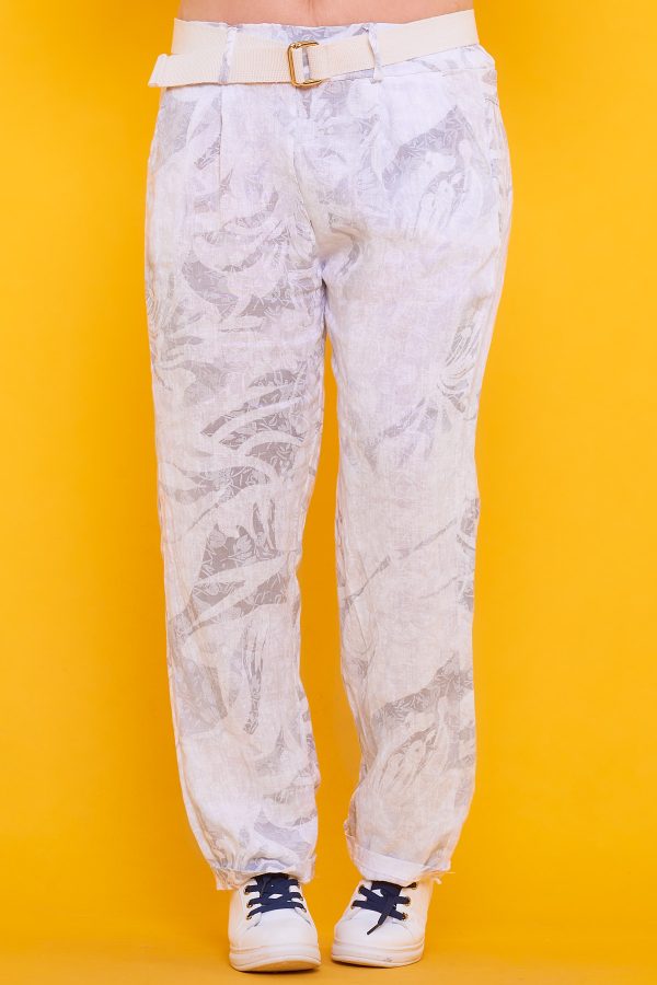 Un pantalón de lino estampado que viene con un cinturón incluido. Tiene bolsillos frontales y traseros al igual que goma elástica en cintura.