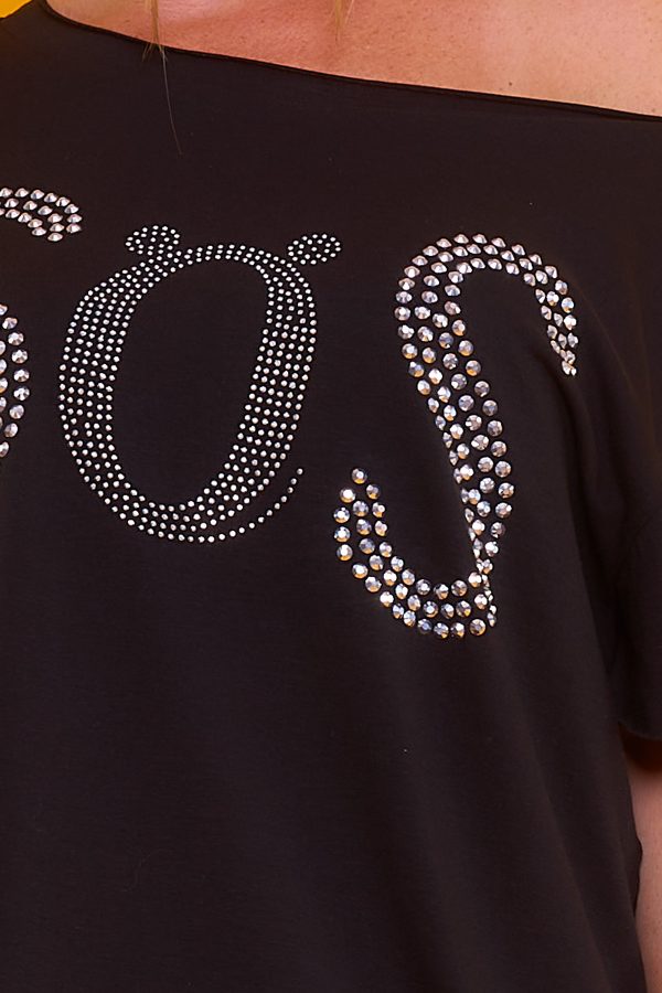 Una camiseta elástica de manga corta que tiene su estampado con strass, tejido suave y ligero. Las ganancias son dirigidas a una fundación.