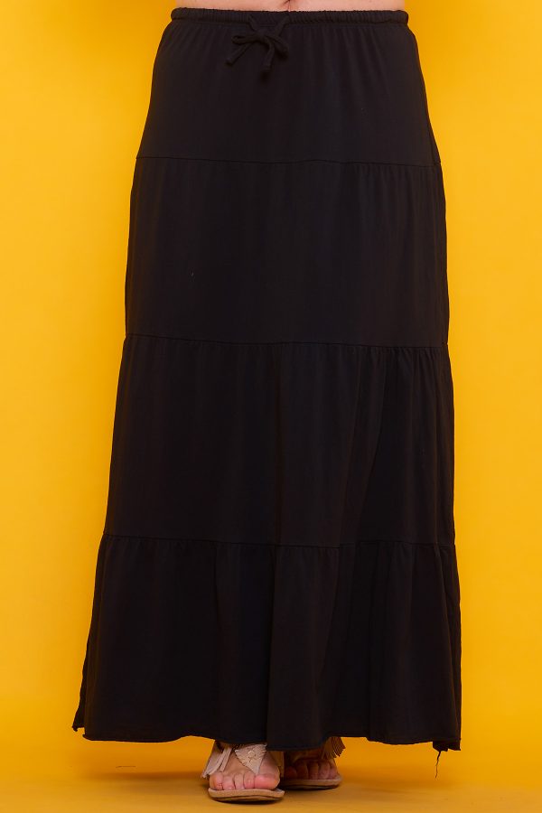 Una falda larga elástica que tiene un tejido muy suave y ligero. Tiene una goma elástica en la cintura y unos cordones para hacer un nudo.