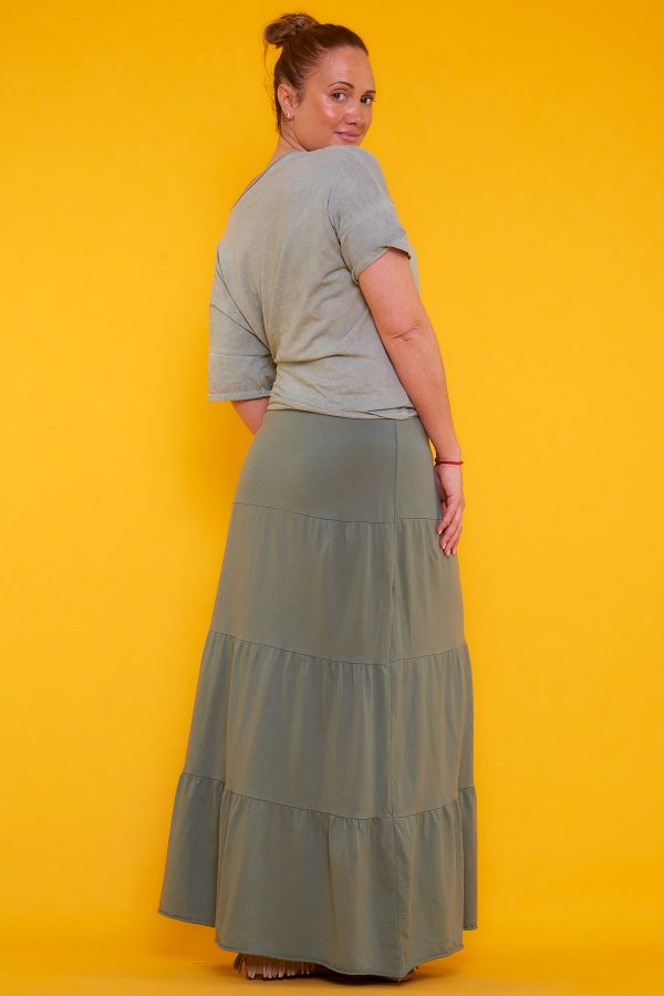 Una falda larga elástica que tiene un tejido muy suave y ligero. Tiene una goma elástica en la cintura y unos cordones para hacer un nudo.