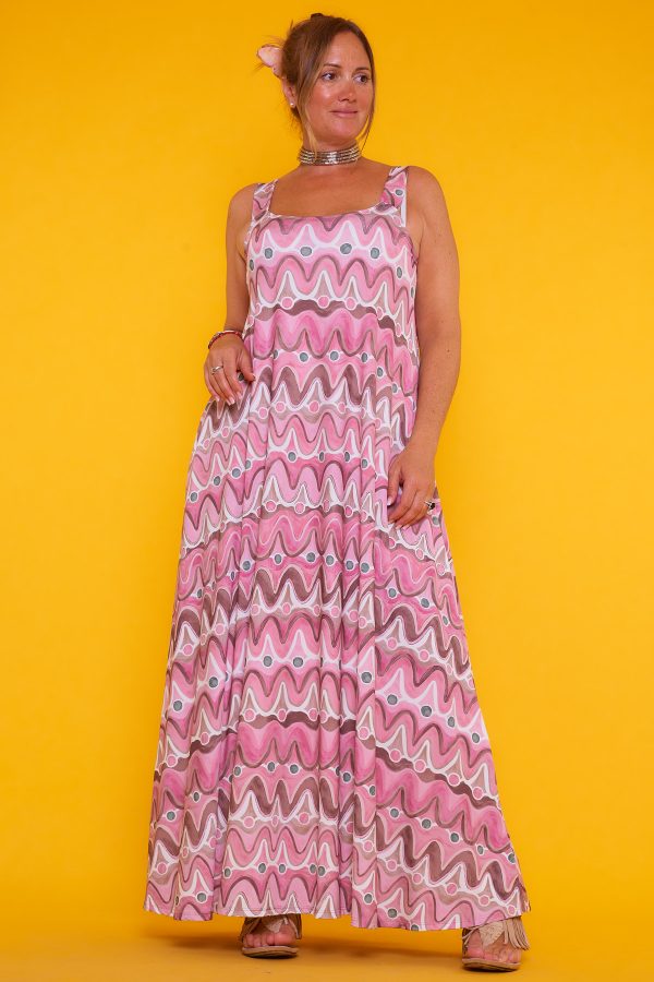 Un vestido elástico que es de punto frío y que tiene tirantes no regulables. Tiene estampado que cubre toda la prenda.