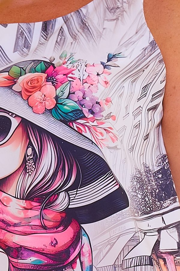 Un vestido corto que no tiene mangas y se caracteriza por su estampado original y distintivo que cubre toda la prenda.