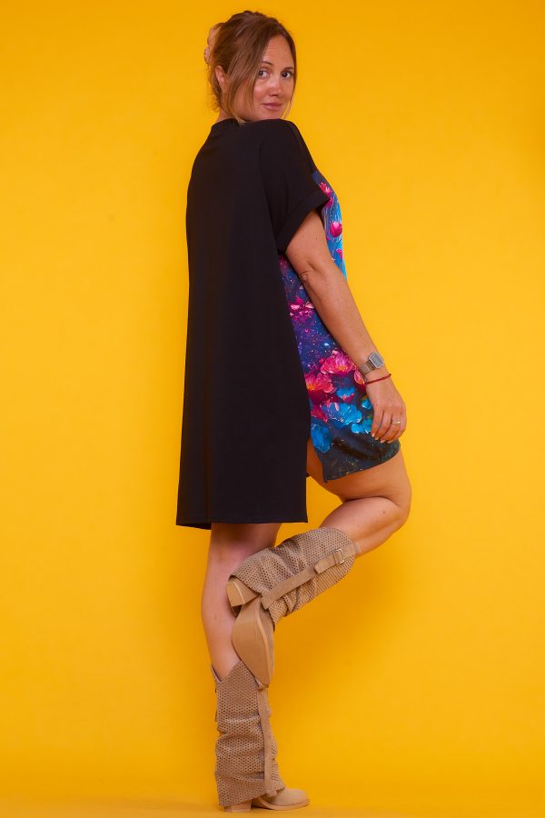 Una blusa elástica estilo oversize que tiene manga corta. Tiene un estampado creativo, es asimétrica y tiene aperturas decorativas.