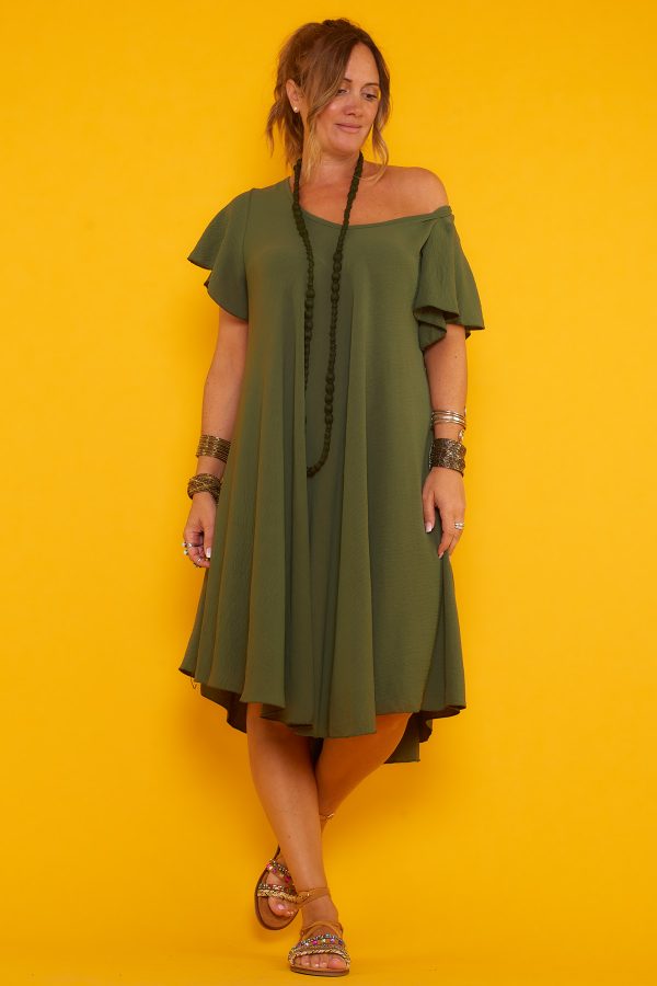 Un vestido corto elástico que tiene escote en pico y una caída muy fluida. La prenda tiene manga corta y un tejido suave y ligero.
