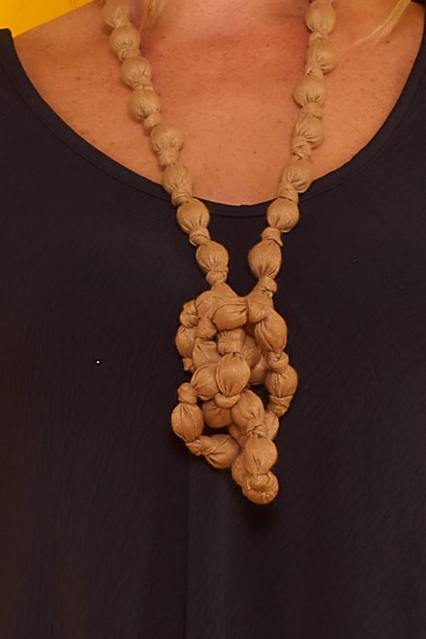 Un vestido corto elástico que tiene escote en pico y una caída muy fluida. La prenda tiene manga corta y un tejido suave y ligero.
