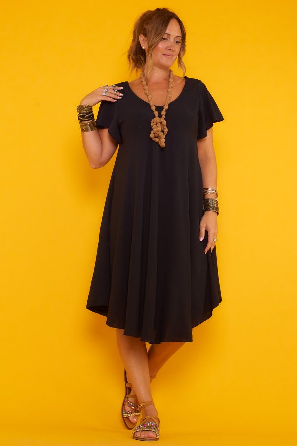 Un vestido corto elástico que tiene escote en pico y una caída muy fluida. La prenda tiene manga corta y un tejido suave y ligero.