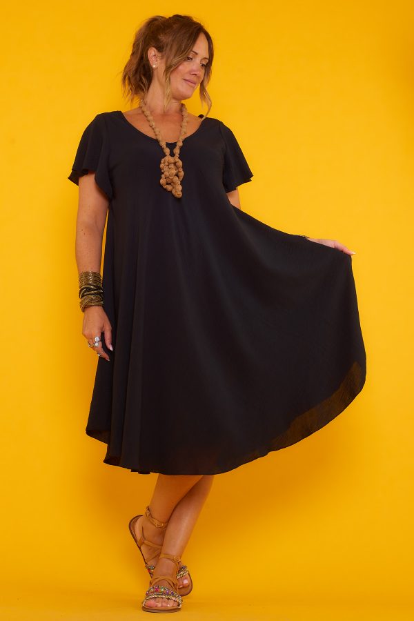 Un vestido corto elástico que tiene escote en pico y una caída muy fluida. La prenda tiene manga corta y un tejido suave y ligero.