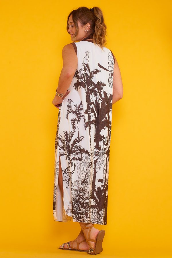 Un vestido largo elástico sin mangas que tiene una apertura decorativa en la parte inferior y un estampado creativo que cubre toda la prenda.