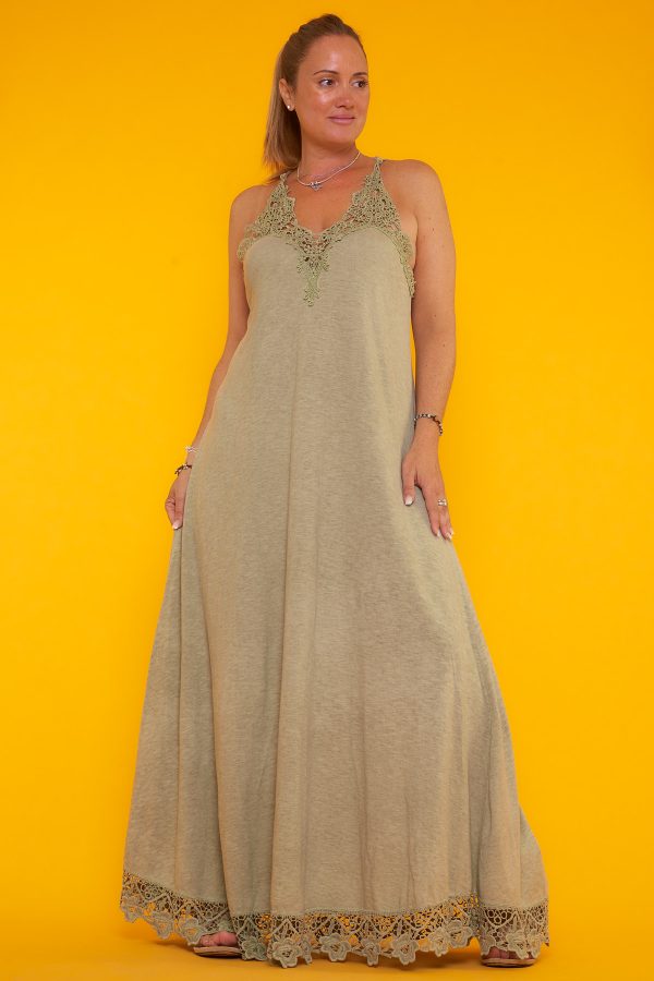 Un vestido largo elástico que se caracteriza por tener un diseño crochet en su parte inferior y en el escote.