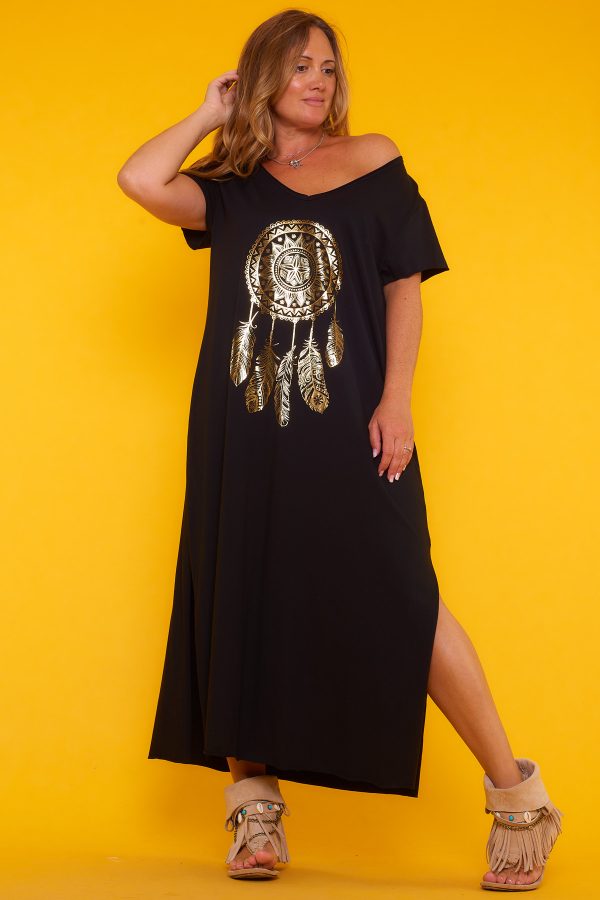 Un vestido largo elástico que tiene manga corta y un escote en pico amplio. Tiene un estampado en la parte frontal y dos aperturas laterales.