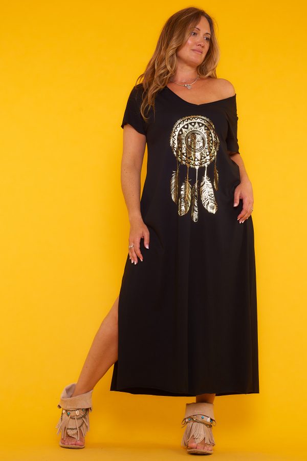 Un vestido largo elástico que tiene manga corta y un escote en pico amplio. Tiene un estampado en la parte frontal y dos aperturas laterales.