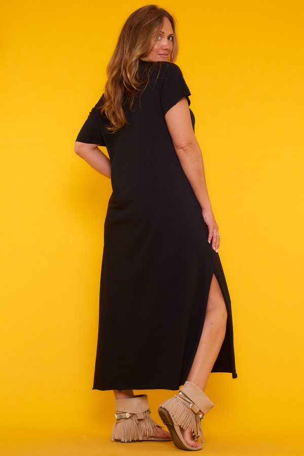 Un vestido largo elástico que tiene manga corta y un escote en pico amplio. Tiene un estampado en la parte frontal y dos aperturas laterales.