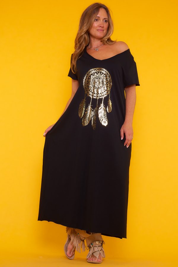 Un vestido largo elástico que tiene manga corta y un escote en pico amplio. Tiene un estampado en la parte frontal y dos aperturas laterales.
