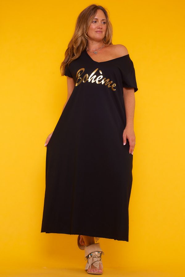 Un vestido largo elástico que tiene manga corta y un escote en pico amplio. Tiene un estampado en la parte frontal y dos aperturas laterales.
