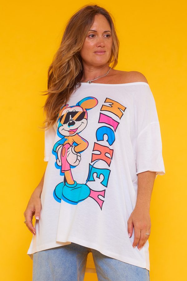Una camiseta elástica de manga corta que se caracteriza por tener un estampado original, creativo y distintivo en la parte frontal.