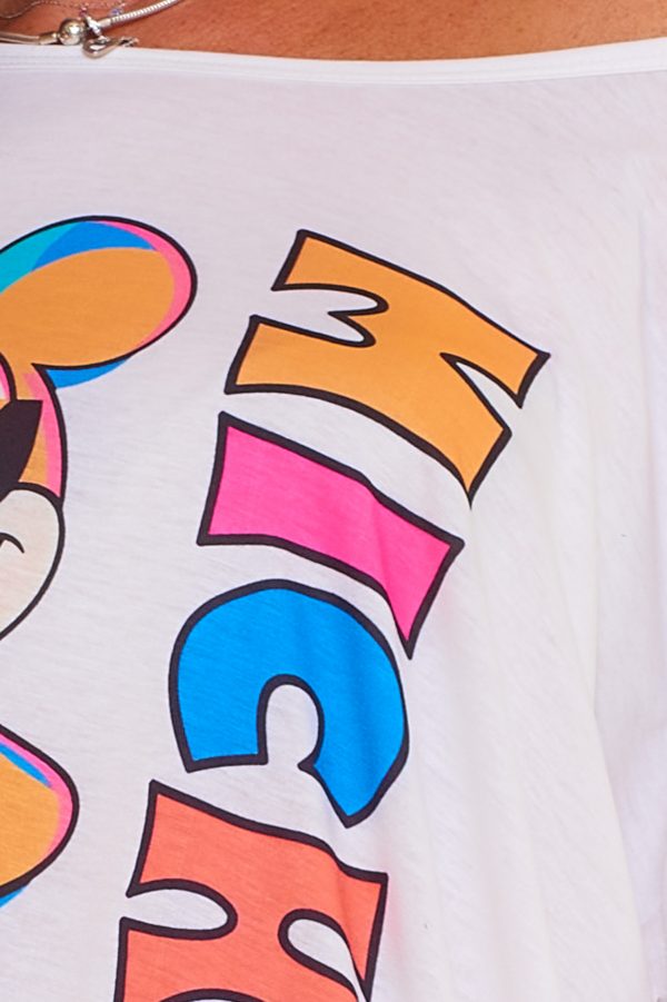 Una camiseta elástica de manga corta que se caracteriza por tener un estampado original, creativo y distintivo en la parte frontal.