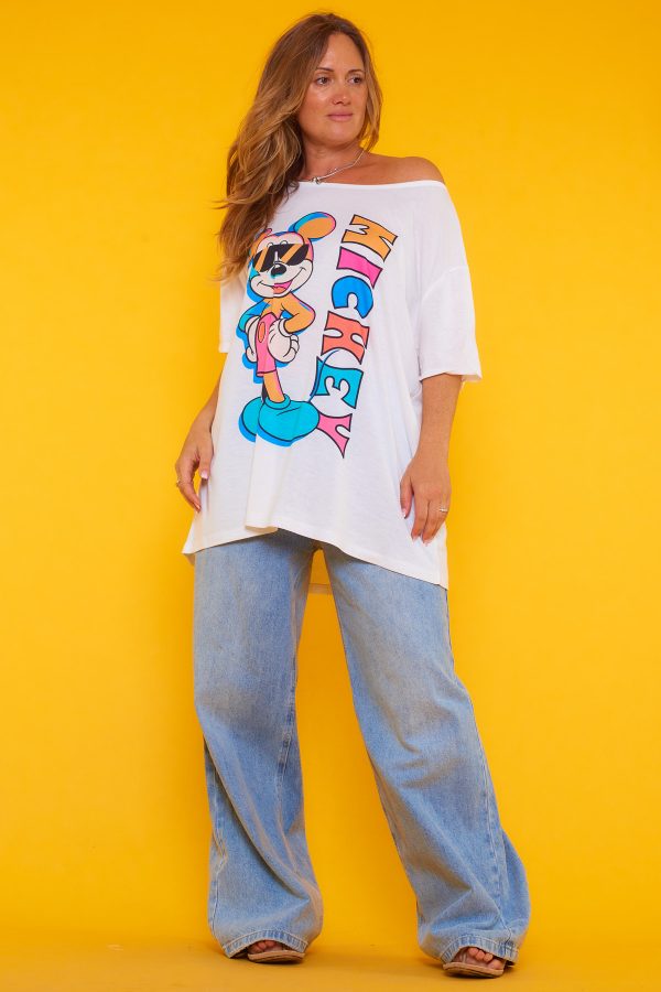 Una camiseta elástica de manga corta que se caracteriza por tener un estampado original, creativo y distintivo en la parte frontal.