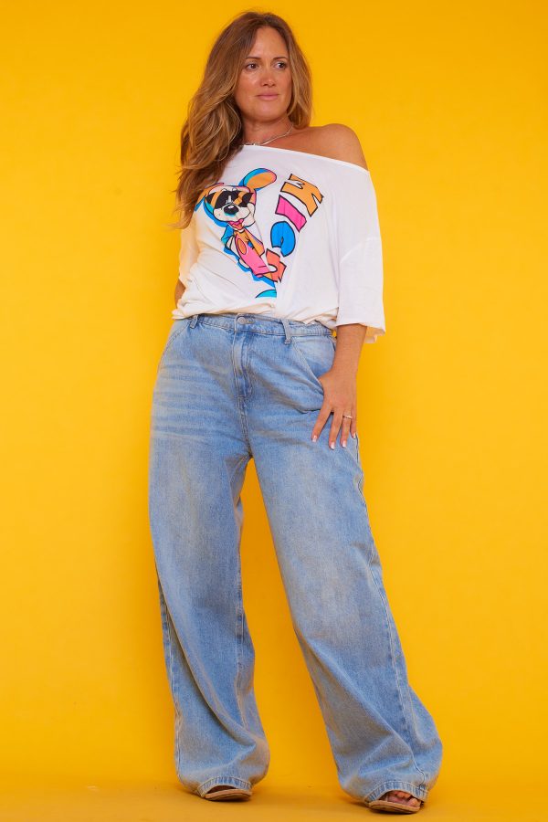 Una camiseta elástica de manga corta que se caracteriza por tener un estampado original, creativo y distintivo en la parte frontal.
