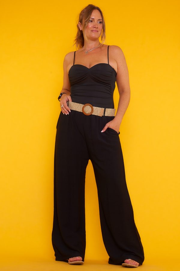 Un pantalón que tiene dos bolsillos laterales y viene un con un cinturón incluido. Tiene una goma elástica en la cintura.