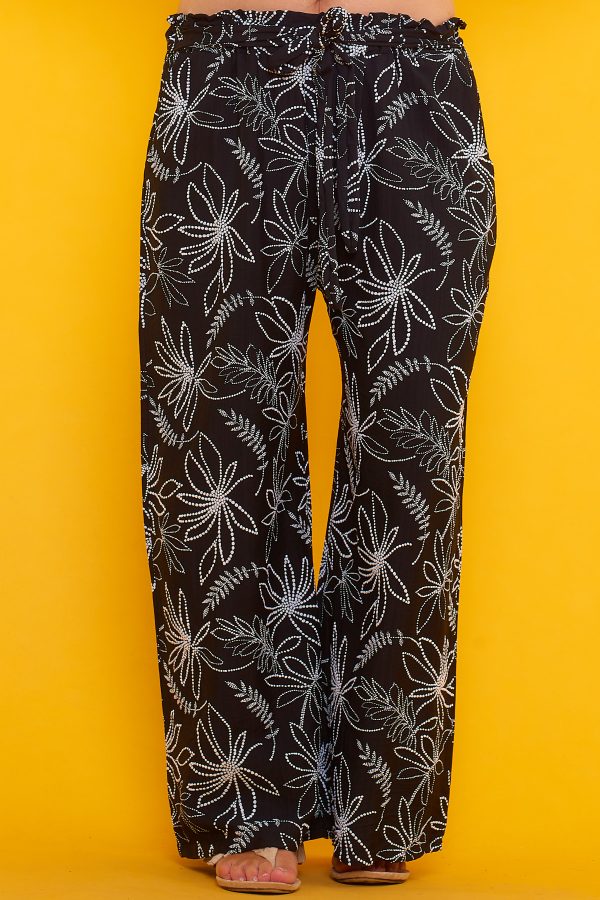 Un pantalón estampado que tiene dos bolsillos laterales y una goma elástica en la cintura. Tiene un par de cintas para hacer nudo decorativo.