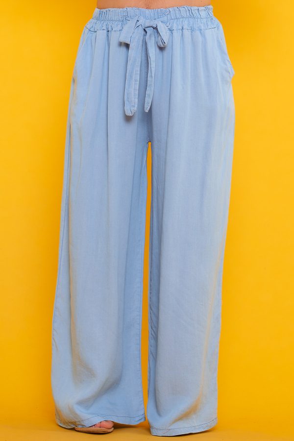 Un pantalón de pierna ancha que tiene dos bolsillos en sus laterales. Tiene goma elástica en la cintura y cintas para hacer nudo decorativo.