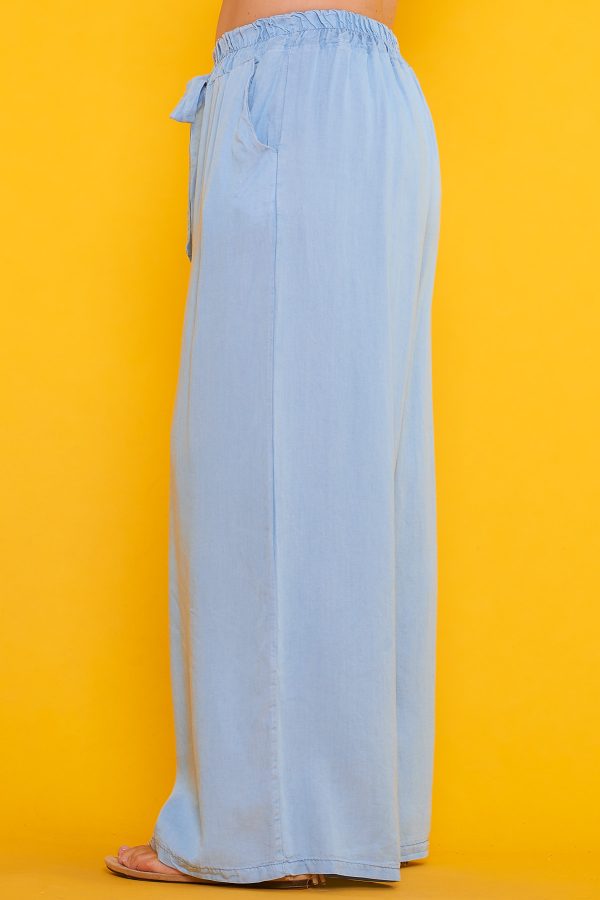 Un pantalón de pierna ancha que tiene dos bolsillos en sus laterales. Tiene goma elástica en la cintura y cintas para hacer nudo decorativo.