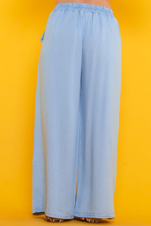 Un pantalón de pierna ancha que tiene dos bolsillos en sus laterales. Tiene goma elástica en la cintura y cintas para hacer nudo decorativo.