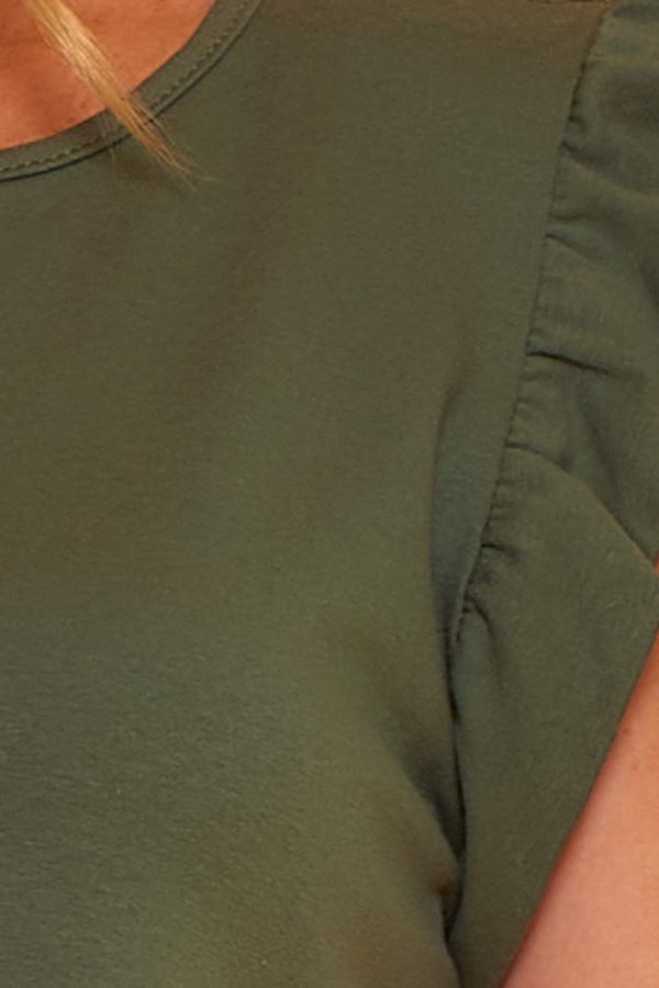 Un vestido corto elástico que tiene en el espacio de las mangas una especie de volante. Su tejido es extremadamente suave.