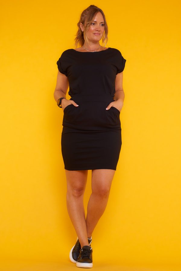 Un vestido corto elástico que tiene dos bolsillos y manga corta. Tiene una cinta de amarre en la cintura para hacer nudo decorativo.