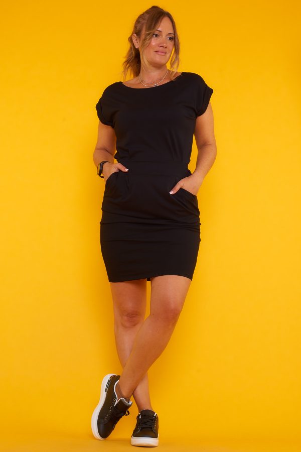 Un vestido corto elástico que tiene dos bolsillos y manga corta. Tiene una cinta de amarre en la cintura para hacer nudo decorativo.